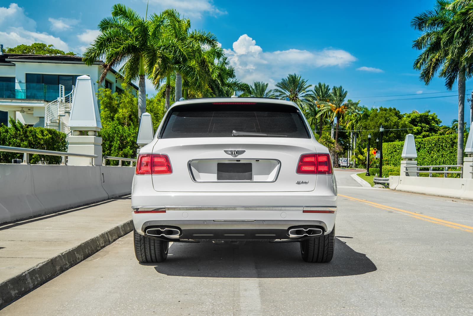 Bentley Bentayga Hybrid - Image 2
