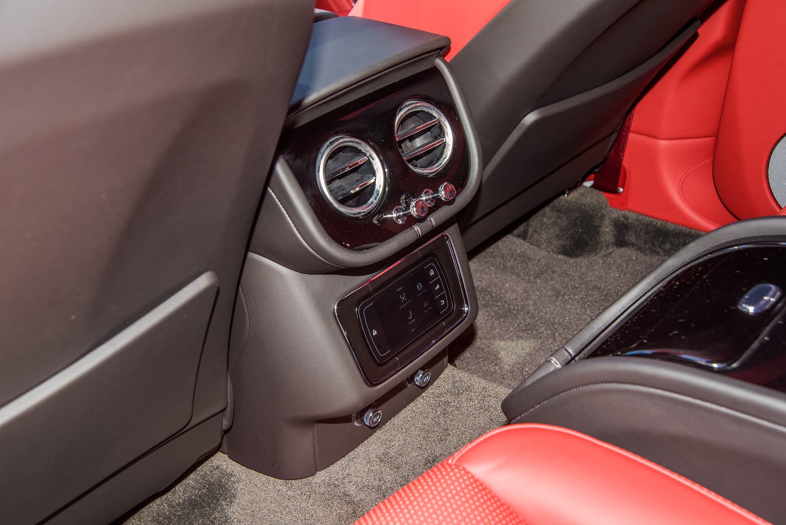 Bentley Bentayga Hybrid - Image 15